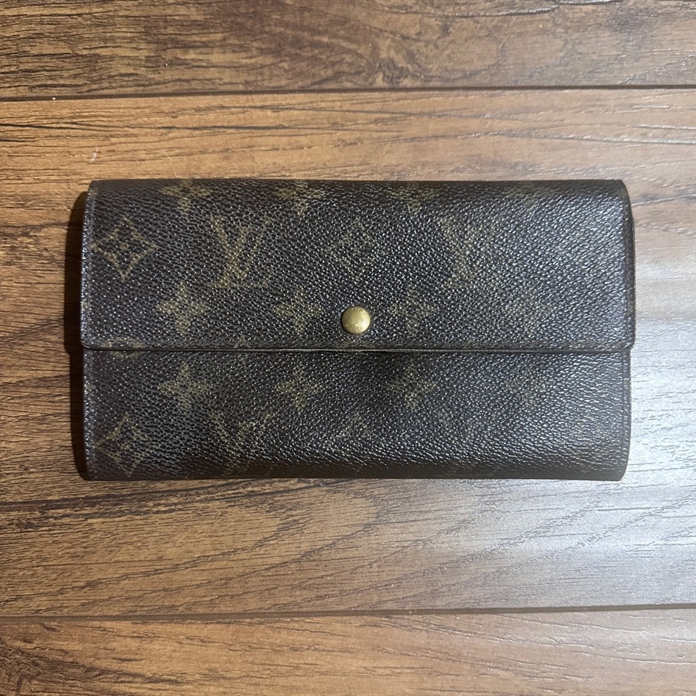 AUTHENTIC Louis Vuitton wallet. Monogram pattern. - Picture 1 of 12